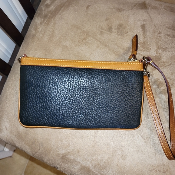 Dooney and Bourke black wristlet - Picture 3 of 6